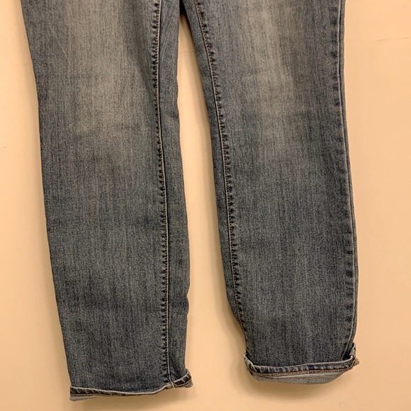 Old Navy Curvy Straight Jeans Medium wash - Picture 2 of 13